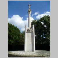 Potters Bar war memorial, St John's Churchyard, photo Philafrenzy (Wikipedia).jpg